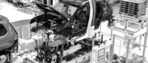 Produktion Volkswagen Tiguan im Volkswagen Werk Wolfsburg. In der Montage werden bei der Hochzeit Karosserie und Fahrwerk zusammengefügt. (Foto: Volkswagen AG)