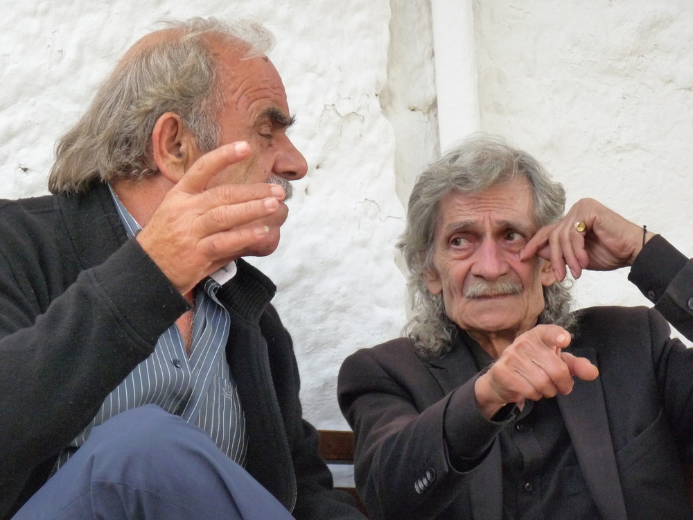 Ernstes Gespräch in krisenhafter Zeit: Der Lyraspieler Nikiforos Aerakis (rechts) und Myron Mavroudis (Laute) vor ihrem Auftritt in dem ehemaligen Widerstandsdorf Anogeia.