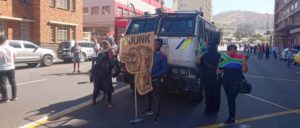 „Zuma must fall“ - Proteste gegen Präsident Zuma in Kapstadt (7 April 2017). (Foto: [url=https://commons.wikimedia.org/wiki/File:Zuma_Must_Fall_protesters_in_front_of_police_van.jpg]Discott[/url])