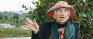 Glänzt nicht nur auf Kuba (Foto) und bei Anne Will: unsere 93-jährige Genossin Esther Bejarano nimmt an der Konferenz teil. (Foto: jovofoto / Jochen Vogler)