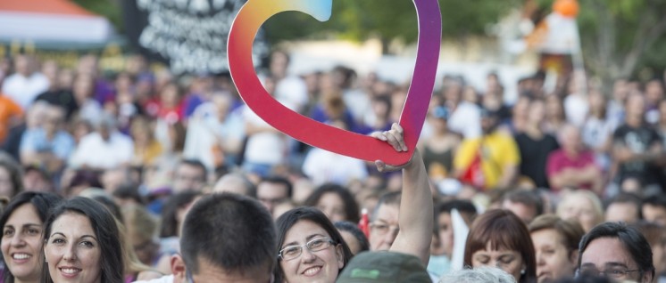„Das Lächeln eines Landes“ und ein Herz: Slogan und Symbol, mit dem „Unidos Podemos“ Wahlkampf macht. (Foto: Izquierda Unida)