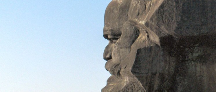 Das 1971 eingeweihtes Karl-Marx-Monument von Lew Kerbel in Chemnitz (Foto: [url=https://commons.wikimedia.org/wiki/Category:Karl-Marx-Monument_in_Chemnitz?uselang=de#/media/File:Chemnitz_Marx_Monument.jpg]motograf/Wikimedia Commons[/url])