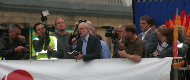 „Klartext reden, ehrliche Politik“ – das gilt auch für Corbyn nur bis zu einem bestimmten Grad. (Foto: [url=https://commons.wikimedia.org/wiki/File:Jeremy_Corbyn_Liverpool_rally_(29826487474).jpg]Kevin Walsh / Wikimedia Commons[/url])