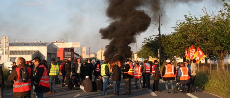 Straßenblockade unter Beteiligung der CGT (Foto: pierrO/flickr.com/CC BY-SA 2.0/www.flickr.com/photos/poil0do/26664502473)