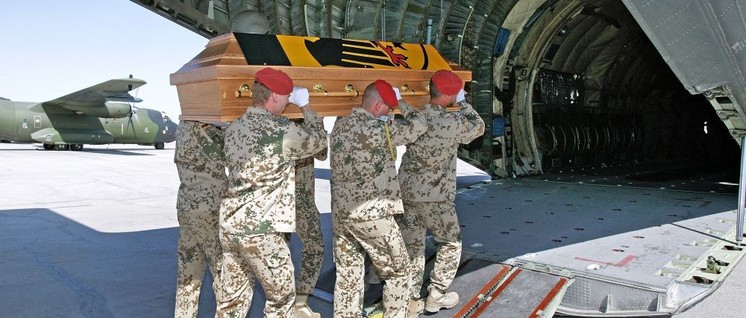 Auf dem Hinflug Soldaten, auf dem Rückflug Leichen – auch das ist der Preis für Kriegseinsätze
                          (Foto: Bundeswehr/Andrea Bienert)