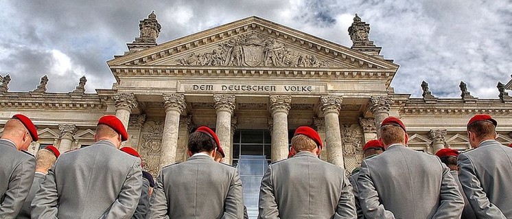 Nicht dem deutschem Volke, sondern dem deutschem Kapital dient die Bundeswehr. Heute wird gern vergessen, dass sie genau dazu gegründet wurde – und von wem. (Foto: G. Czekalla / Wikimedia Commons / Lizenz: CC BY 3.0)