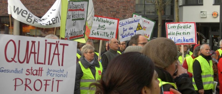 Rund 100 Beschäftigte des Städtischen Klinikums Solingen protestierten am vergangenen Freitag gegen die geplanten Auslagerungen von Abteilungen. (Foto: Walter Herbster)
