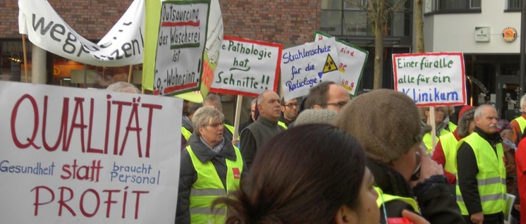 Rund 100 Beschäftigte des Städtischen Klinikums Solingen protestierten am vergangenen Freitag gegen die geplanten Auslagerungen von Abteilungen.
                          (Foto: Walter Herbster)