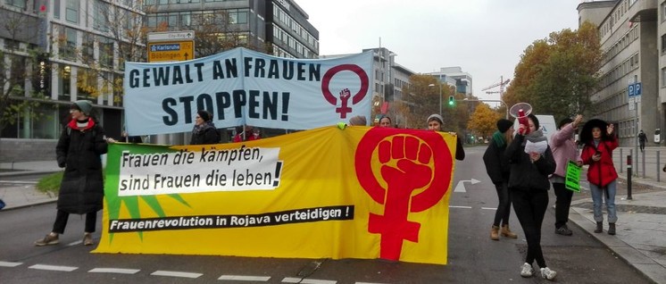 Aktivistinnen blockieren eine Straße in Stuttgart
                          (Foto: Christa Hourani)