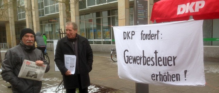 Reinhard Püschel (links) auf der Straße für die Interessen von Mensch und Natur
                          (Foto: DKP Heidenheim)