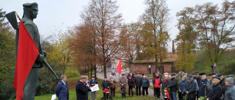 Vor der Veranstaltung gedachte die DKP der Soldaten und Matrosen der Novemberrevolution.
                          (Foto: Christoph Hentschel)