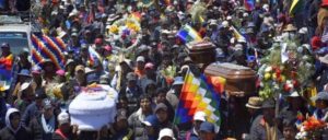Beerdigung von durch Putschisten getöteten Indigenen am vergangenen Wochenende in Cochabamba.
                          (Foto: Evo Morales Ayma via facebook)