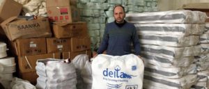 Endlich wieder syrische Baumwolle aus Rakka verarbeiten – Textilarbeiter in Aleppo.
(Foto: Karin Leukefeld)