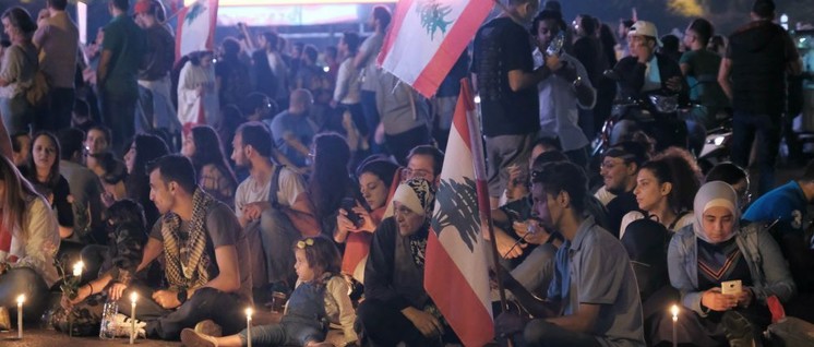 Demonstranten blockieren in Beirut die Ringbrücke, eine wichtige Verkehrsader. (Foto: Nadim Kobeissi / Lizenz: CC BY-SA 4.0)