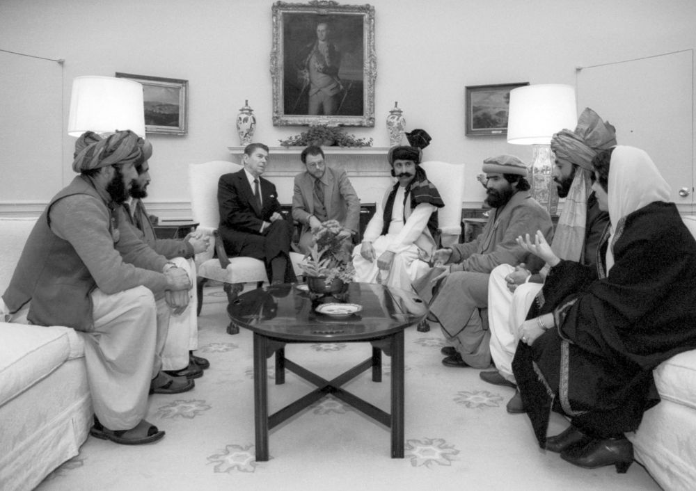 511001 Reagan sitting with people from the Afghanistan Pakistan region in February 1983 - Die afghanische Falle - - Theorie & Geschichte