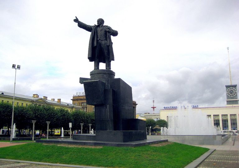 001. Saint Petersburg. Lenin Square - Die Stadt, die Lenins Namen trug - Lenin - Lenin