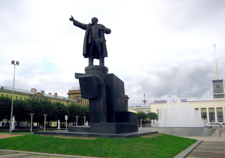 001. Saint Petersburg. Lenin Square - Die Stadt, die Lenins Namen trug - Lenin, Leningrad - Wirtschaft & Soziales