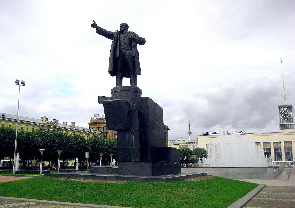 001. Saint Petersburg. Lenin Square - Die Stadt, die Lenins Namen trug - Lenin, Leningrad - Hintergrund