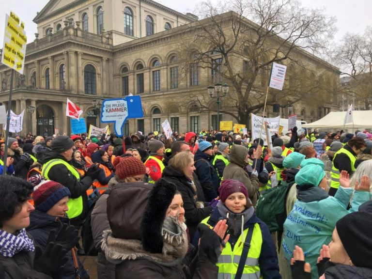Rund 3.000 Kolleginnen und Kollegen aus der Pflege demonstrieren gegen Zwangsmitgliedschaft und Zwangsbeiträge in der Pflegekammer Niedersachsen am 2. Februar 2019 in Hannover