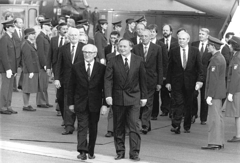 011301a Besuch Erich Honecker - Der Streit der Ideologien - Hintergrund - Hintergrund