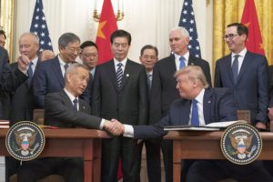 Trump und der chinesische Vize Liu He bei der Unterzeichnung des Abkommens