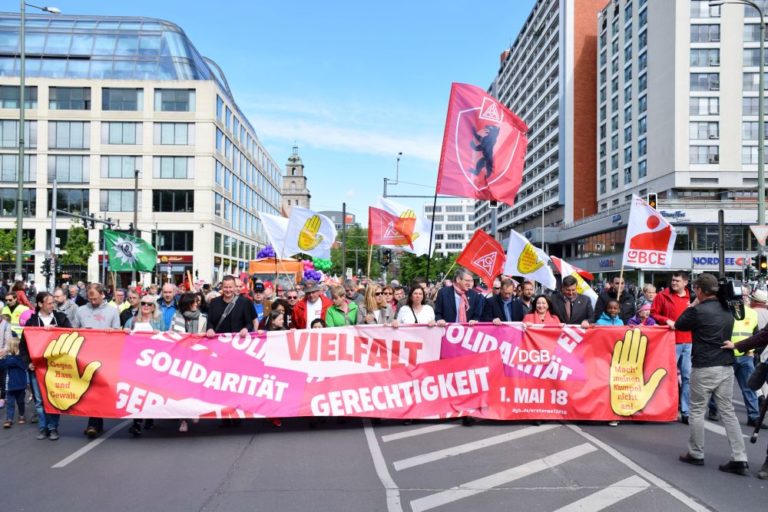 Wenig kämpferisch: Das Leittransparent der DGB-Demo am 1. Mai 2018 in Berlin (Foto: Uwe Hiksch/flickr)