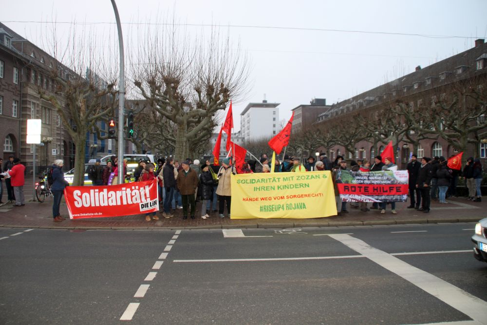 Trotz der Morgenkälte waren viele vor das Amtsgericht Oberhausen gekommen, um Solidarität zu zeigen (Foto: Privat)