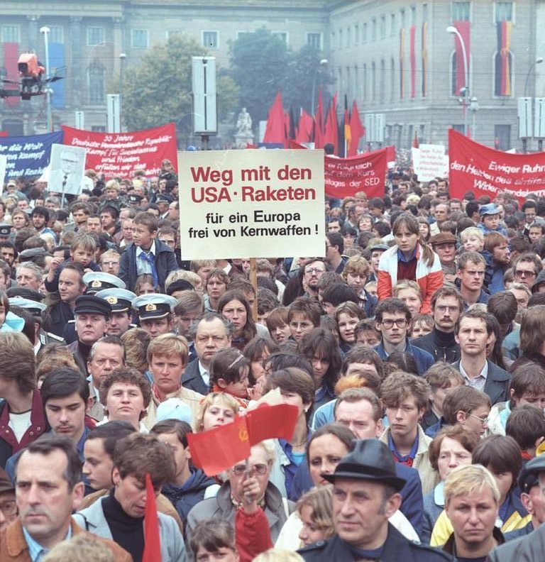 Bundesarchiv Bild 183 1984 0909 406 Berlin OdF Kundgebung - Phase der Eskalation - Aufrüstung - Aufrüstung