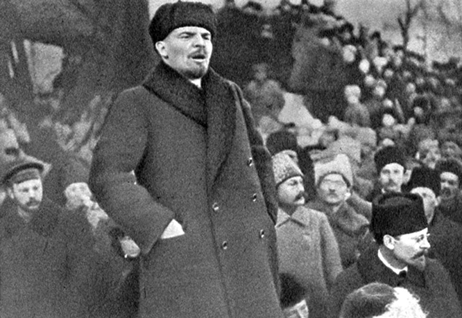 Lenin bei der Trauerfeier für Y. M. Sverdlov auf dem Roten Platz.