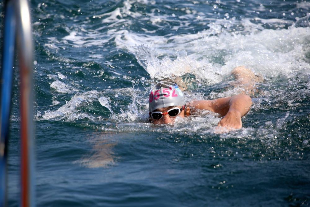 081601 Schwimmer - Der deutsche Friedensschwimmer - Defender 2020 - Vermischtes