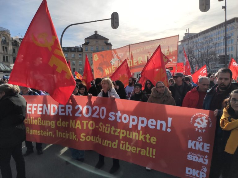 photo5350549977253915837 - Protest gegen die Münchner Kriegskonferenz - Frieden - Frieden