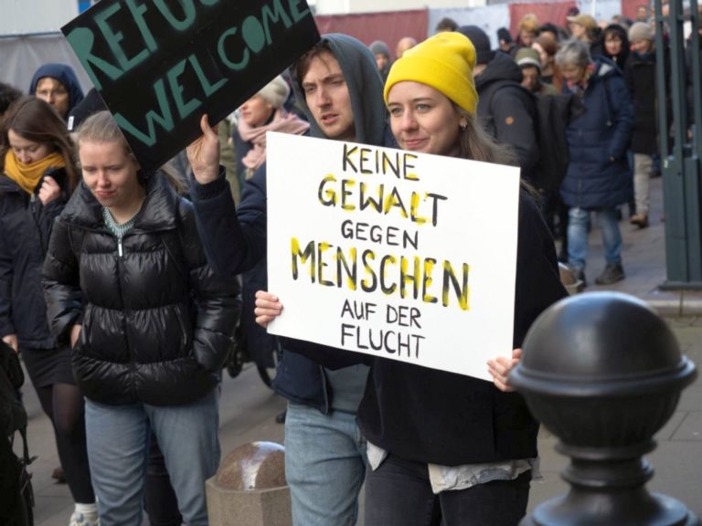 110501 pushback - Mit Geld und Gewalt - Deutschland - Deutschland