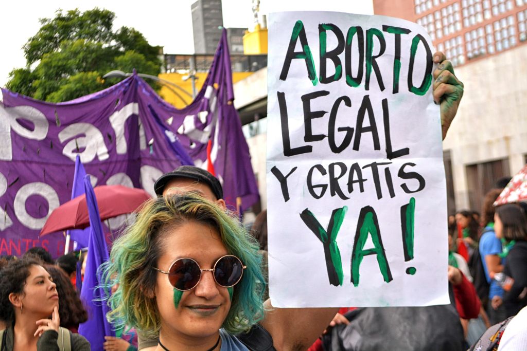 Pañuelazo en Ciudad de México por el aborto legal en Argentina 12 - Kämpferisches Selbstbewusstsein - Internationaler Frauentag - Im Bild