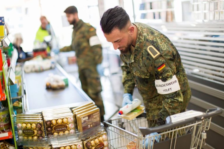 49748572653 979a89084e o - Soldaten unter Aldi-Tüten - Bundeswehrwerbung - Bundeswehrwerbung