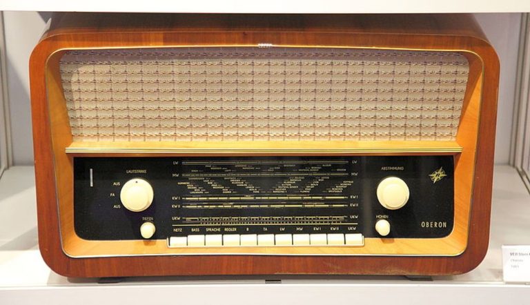 800px Deut2014 14 sches Rundfunk Museum Ausstellung auf der IFA 2012 PD 16 Radioempfänger VEB Stern Radio Rochlitz Oberon 1961 - Roman eines Scheiterns - Literatur - Kultur