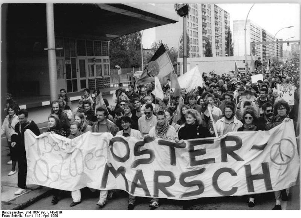 Bundesarchiv Bild 183 1990 0415 010 Berlin Ostermarsch Heinrich Heine Straße - Vom Nichtstun werden keine Kriege verhindert - Ostermarsch - Im Bild