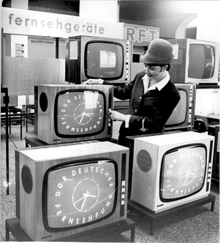 Bundesarchiv Bild 183 G0301 0001 009 Leipzig Messe RFT Sortiment Fernseher - Polemische Konterpropaganda - Fernsehen - Fernsehen
