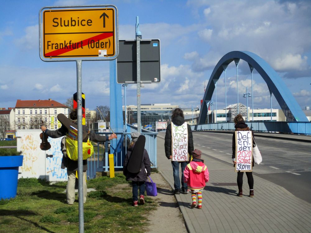 IMG 2544 - Im Stream und auf der Straße - Ostermarsch - Im Bild