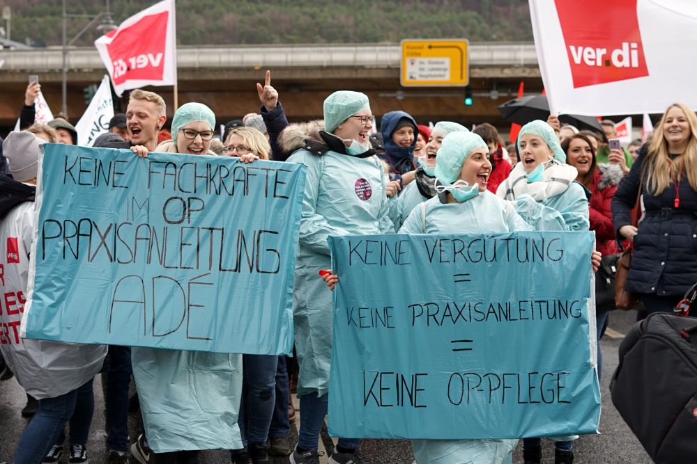 200301 PflegedemoGießen - Monopole in weiß - UZ vom 15. Mai 2020 - UZ vom 15. Mai 2020