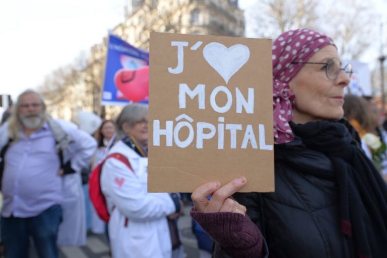 220702 Frankreich - Gelbe Masken gegen Macron - Coronavirus, Frankreich - Internationales