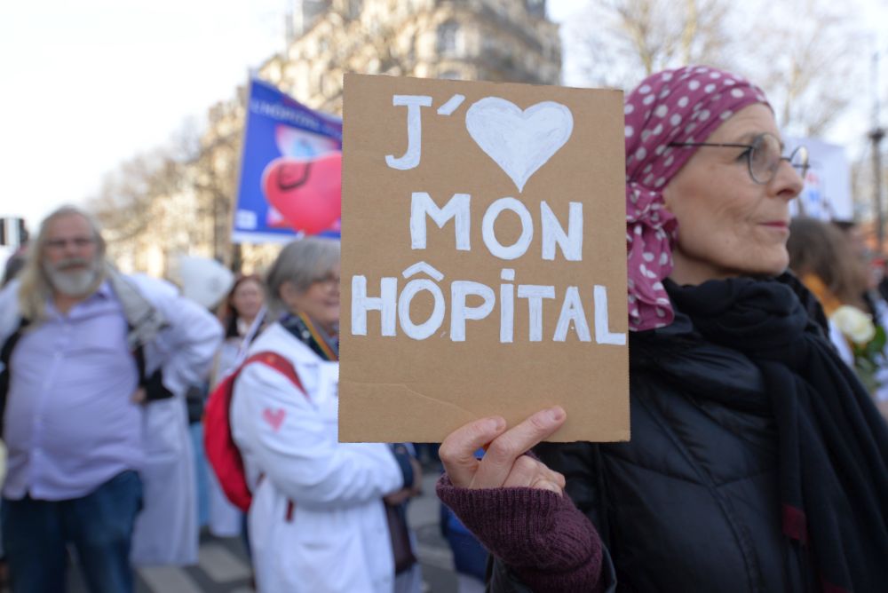 220702 Frankreich - Gelbe Masken gegen Macron - Coronavirus, Frankreich - Internationales