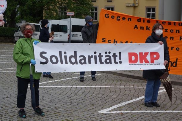 DKP Transpi k - Für solidarische Krisenlösungen – Gegen Hetze und Corona-Ignoranz - Coronavirus - Coronavirus