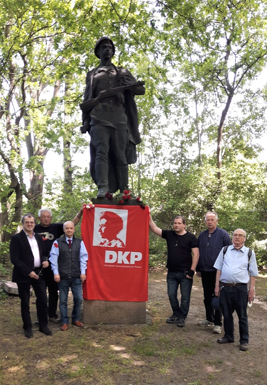 Halle 1 - Friedensbotschaft - Antifaschismus, Tag der Befreiung - Im Bild