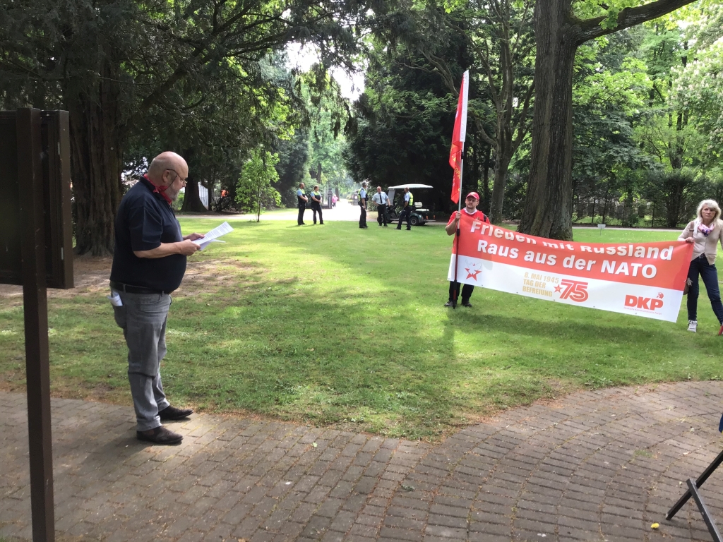 Krefeld 2 - Friedensbotschaft - Antifaschismus, Tag der Befreiung - Im Bild