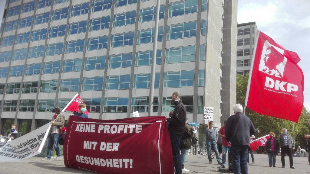 Transpi mit DKP Fahne - Tag der Pflege in Stuttgart - DKP, Gesundheitssystem, Pflege, Stuttgart - Blog