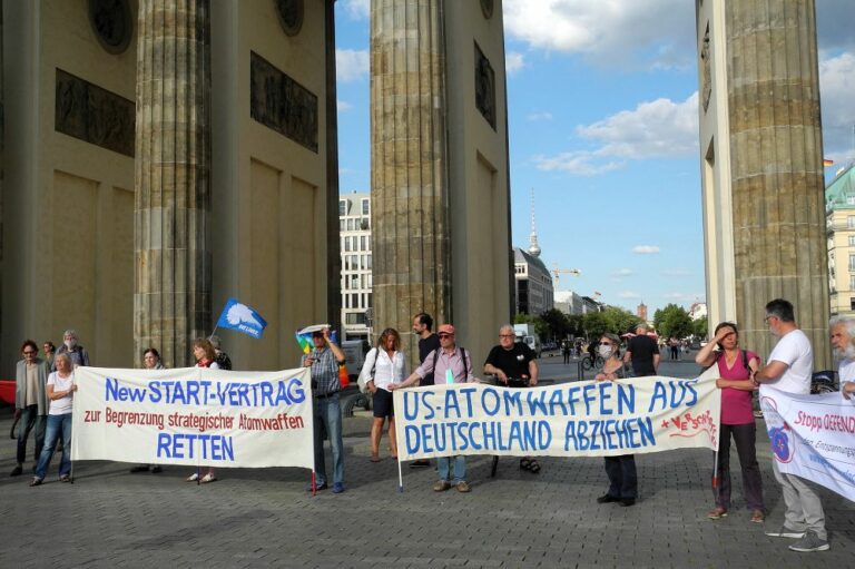 04berlin - Protest gegen atomares Wettrüsten - Wettrüsten - Wettrüsten