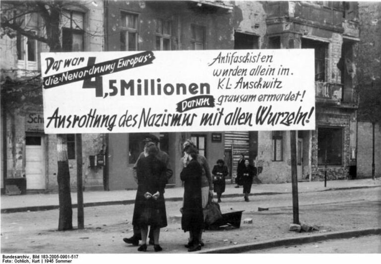 Bundesarchiv Bild 183 2005 0901 517 Berlin Neukölln Anti NS Transparent - Für eine demokratische Erneuerung - Antifaschismus - Theorie & Geschichte