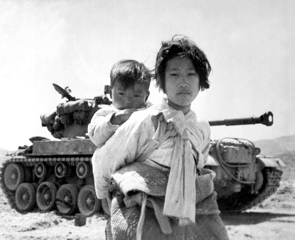 271002 Korean War Korean civilians ca1951 - Als der General nach Atombomben schrie - Korea, Krieg - Theorie & Geschichte