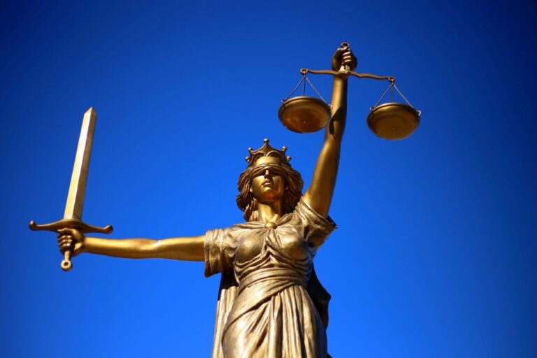271301 Justitia - Starker Staat und Antifaschismus? - Hintergrund - Hintergrund