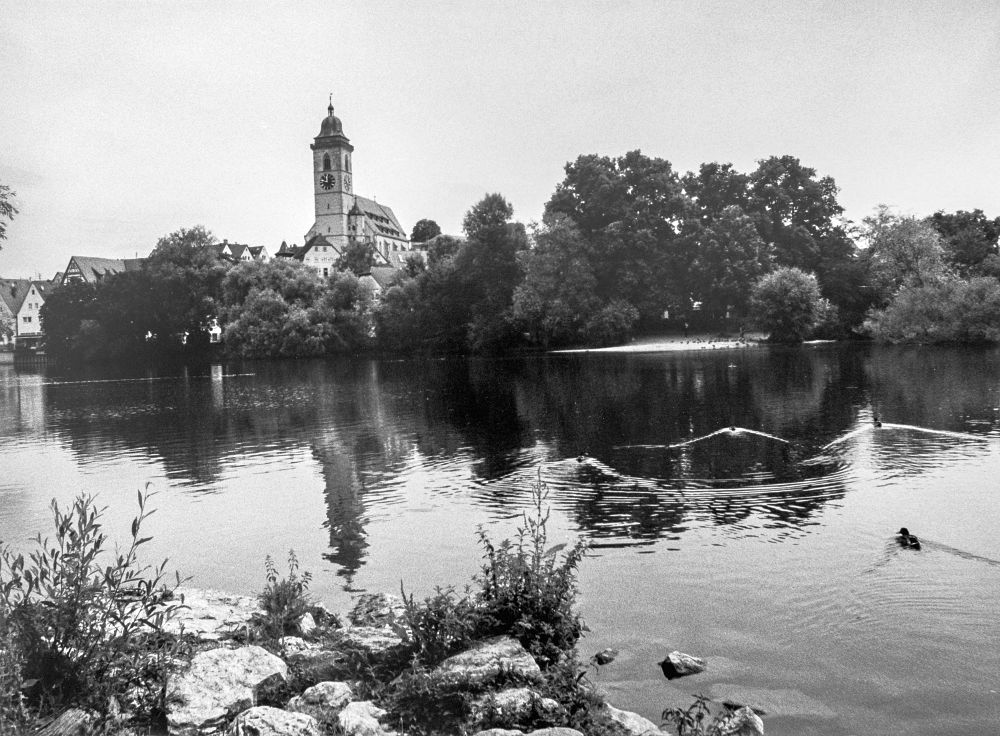 280803 Neckar mit Kirchturm Nürtingen - Die Orte Hölderlins - Literatur - Im Bild